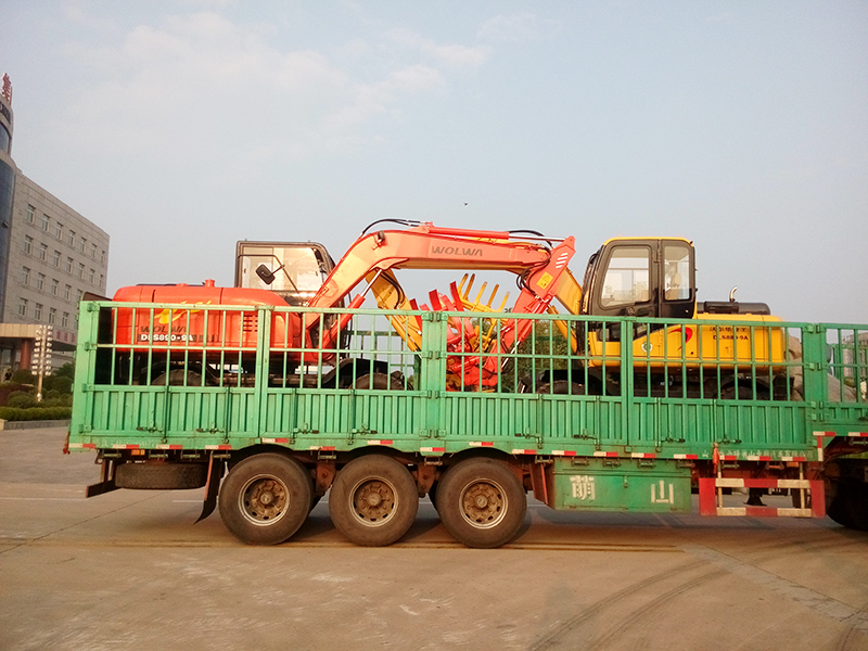 沃爾華集團2臺挖掘機裝車即將出口委內瑞拉