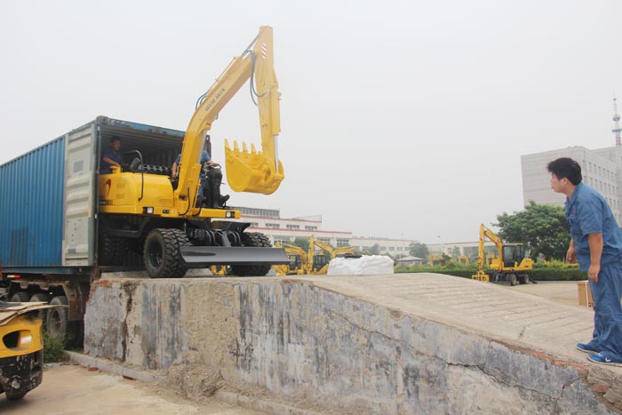 沃爾華集團(tuán)挖掘機(jī)、起重機(jī)出口哥斯達(dá)黎加