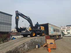 沃爾華集團2臺輪式抓木機出口東盟地區